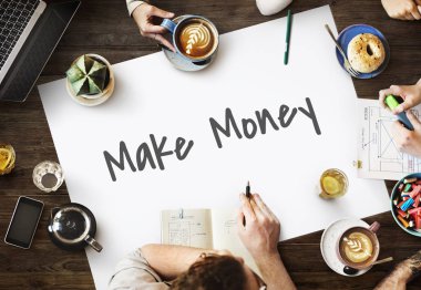 toplantıda çeşitli insanlar