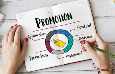 Günlüğe notlar yazan kadın