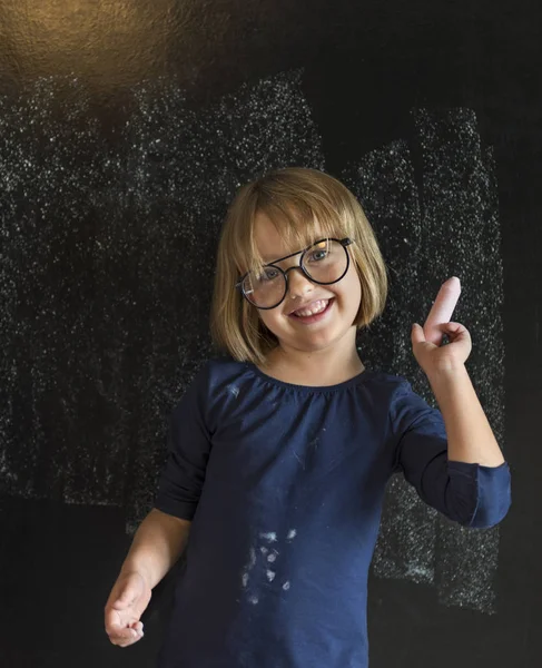 Klein meisje in glazen — Stockfoto