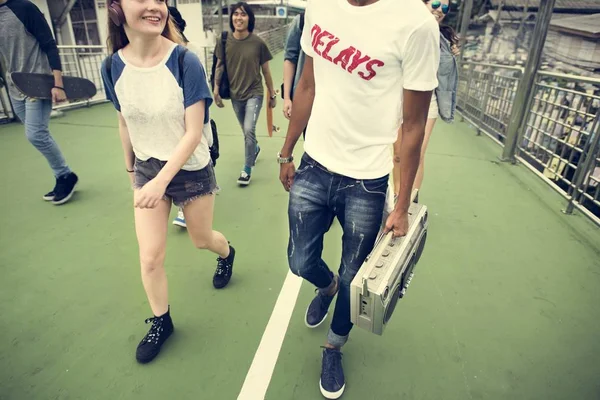 Adolescentes amigos pasando el rato — Foto de Stock