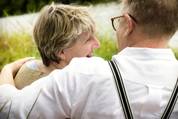 Couple de personnes âgées amoureux — Photo