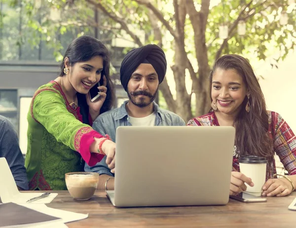 Indische mensen met behulp van laptop — Stockfoto