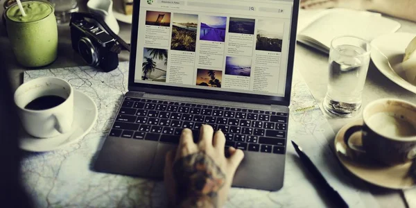 Hombre navegar por Internet en el ordenador portátil — Foto de Stock
