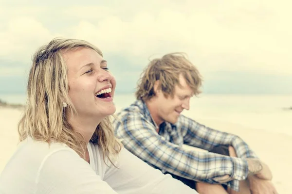 Couple joyeux sur la plage — Photo