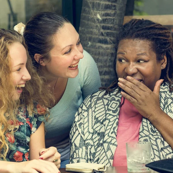 Mulheres conversando no café — Fotografia de Stock