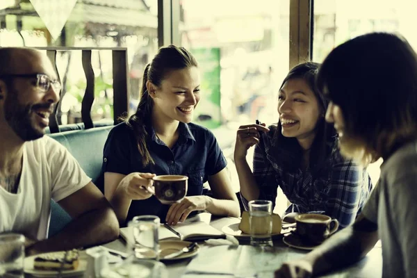 Pessoas bebendo café — Fotografia de Stock