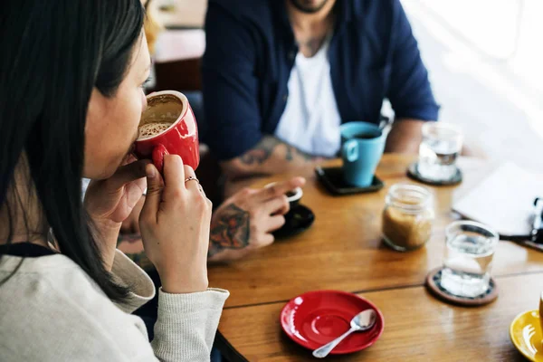 Pessoas bebendo café — Fotografia de Stock