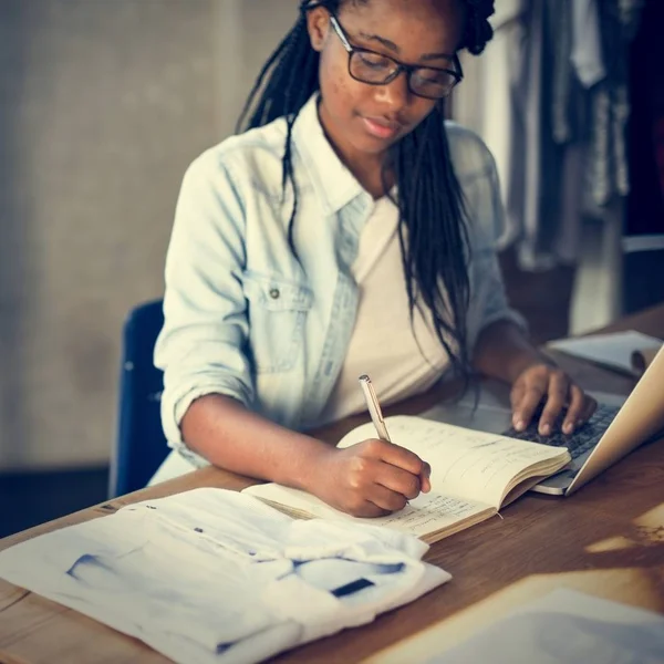 Frau arbeitet im Modegeschäft — Stockfoto