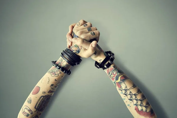 Les mains de femme tatouées — Photo