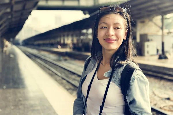 Junge asiatische Frau im Freien — Stockfoto