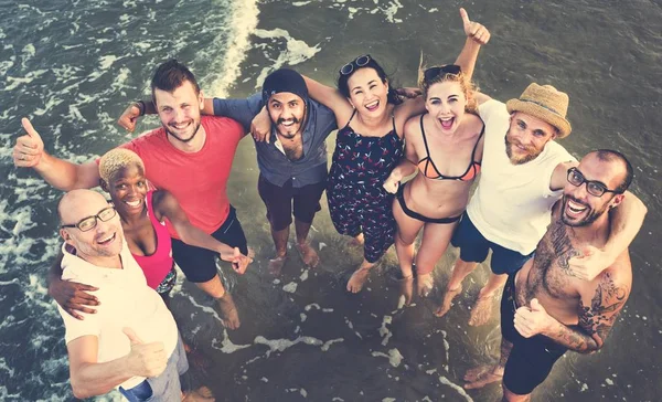 Young People Standing Near Sea — Stock Photo, Image