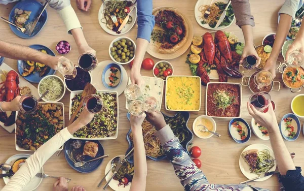 Багатонаціональні люди з їжею — стокове фото