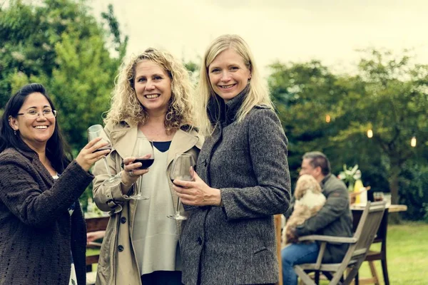 Жінки, що пити вино — стокове фото
