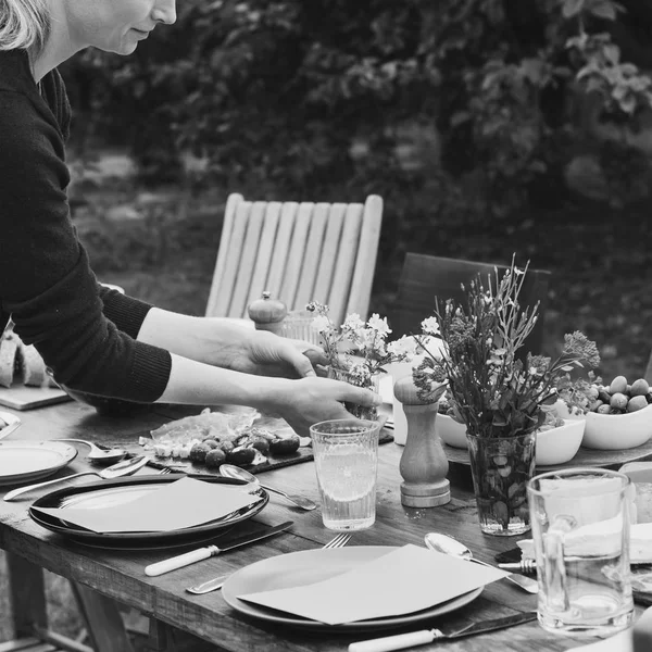 Donna che prepara la tavola per la cena — Foto Stock