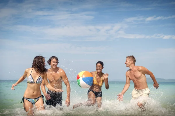 Pessoas se divertindo na praia — Fotografia de Stock