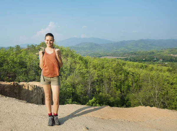 Viajante feminino na floresta — Fotografia de Stock