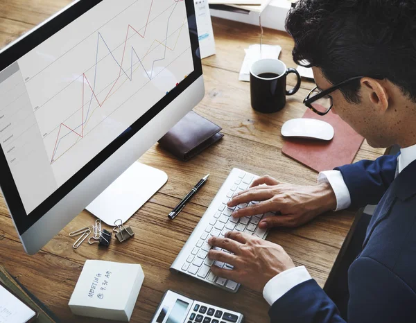 Zakenman werken met computer — Stockfoto