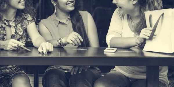 Mujeres charlando en la cafetería —  Fotos de Stock