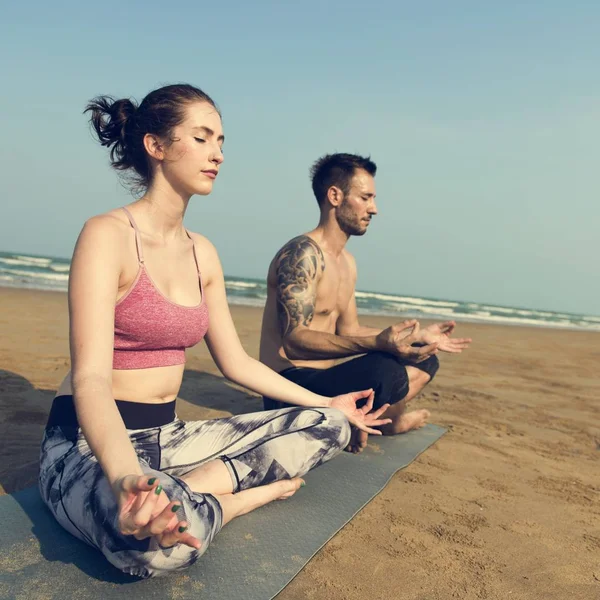 Donna e uomo che fanno yoga — Foto Stock