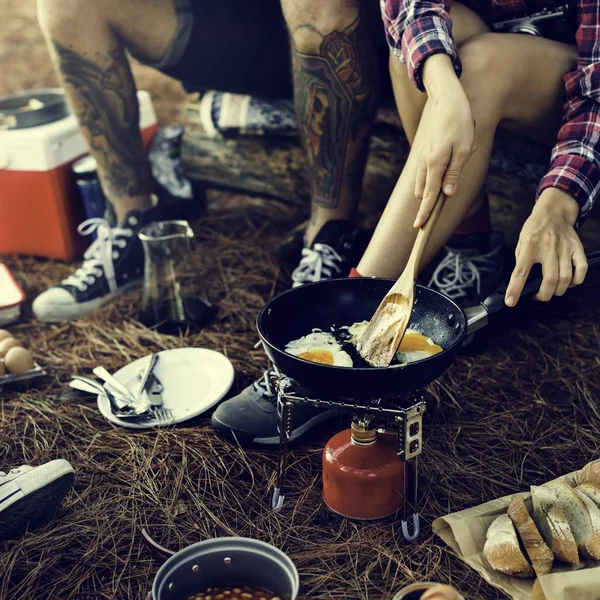 Amici che mangiano e bevono in campeggio — Foto Stock