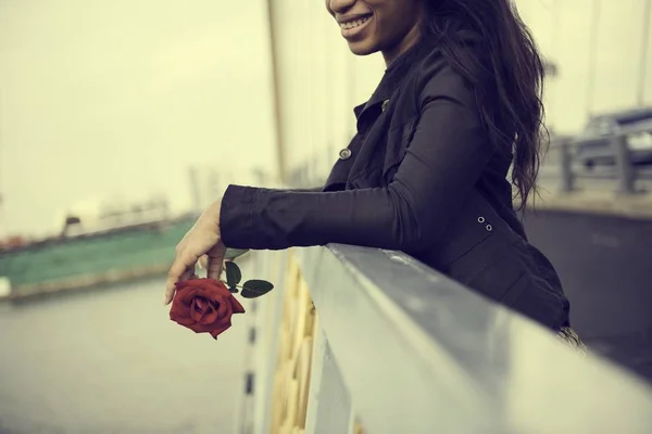 Afrikansk kvinna med ros — Stockfoto