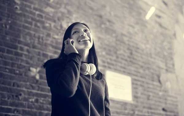 Mujer joven hablando por teléfono móvil — Foto de Stock