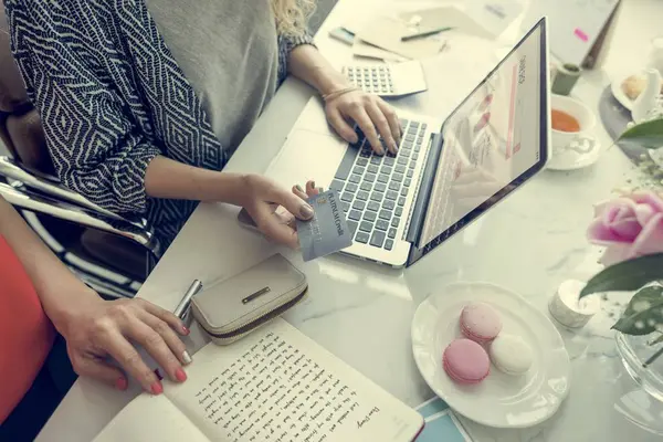 Mujeres Compras Online —  Fotos de Stock