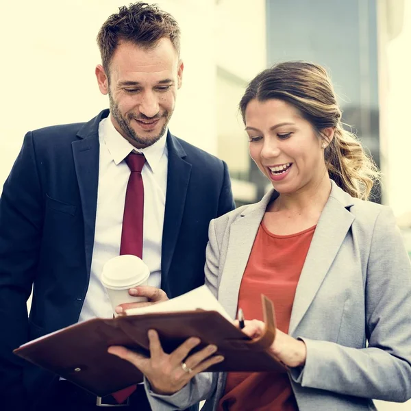 Gli uomini d'affari discutono di lavoro — Foto Stock