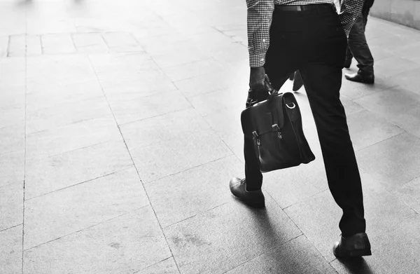 Mann läuft mit Geschäftskoffer — Stockfoto