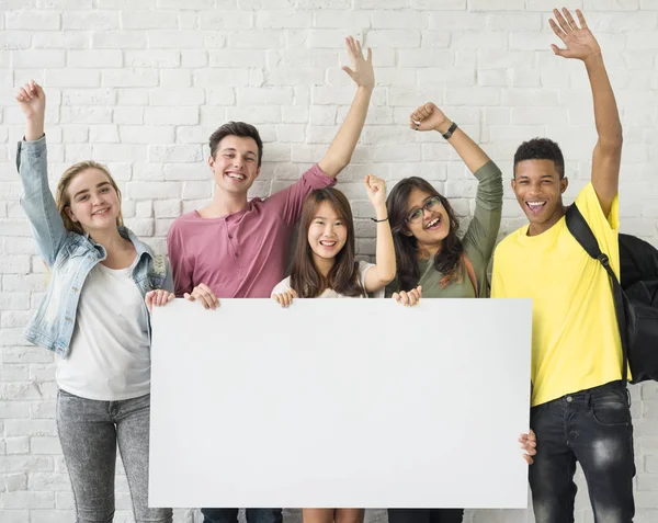 Diverse jonge studenten — Stockfoto