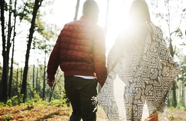 Couple tenant la main dans la forêt — Photo