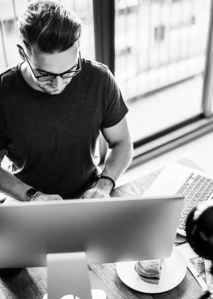 Uomo che lavora al computer — Foto Stock