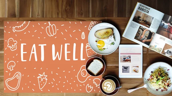 아침 식사와 디지털 태블릿 나무 테이블 — 스톡 사진
