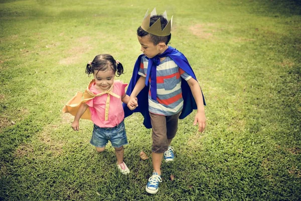 Fratello e sorella al parco — Foto Stock