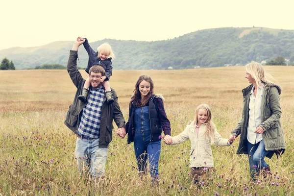 Familie wandelen in het veld — Stockfoto