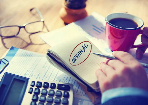 Zakenman schrijven in notebook — Stockfoto