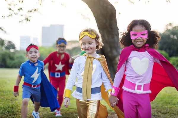 Superhelden vrolijke kinderen veel plezier — Stockfoto