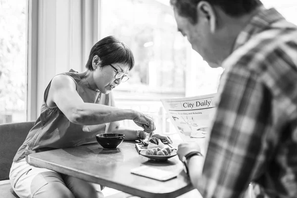 Casal almoçando no café — Fotografia de Stock