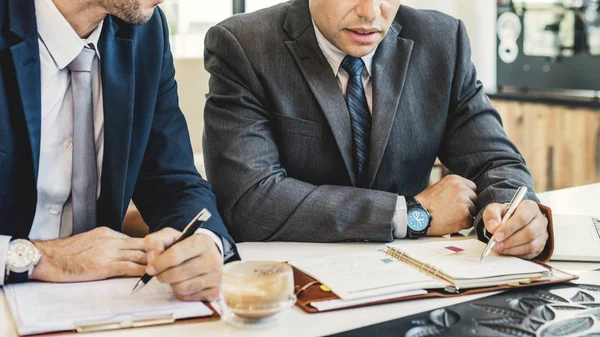 Homens de negócios escrevendo em notebook — Fotografia de Stock