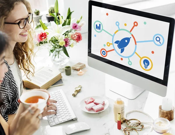 Mujeres trabajando juntas — Foto de Stock