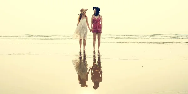 Девушки в платьях на пляже — стоковое фото