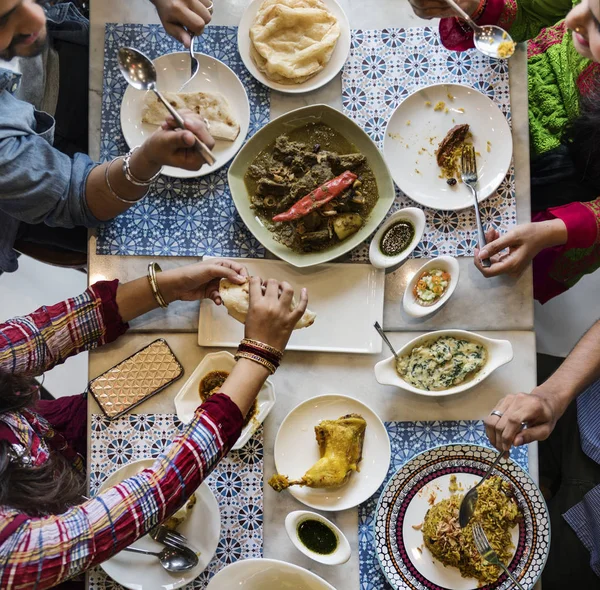 Les gens qui mangent de la nourriture indienne au restaurant — Photo