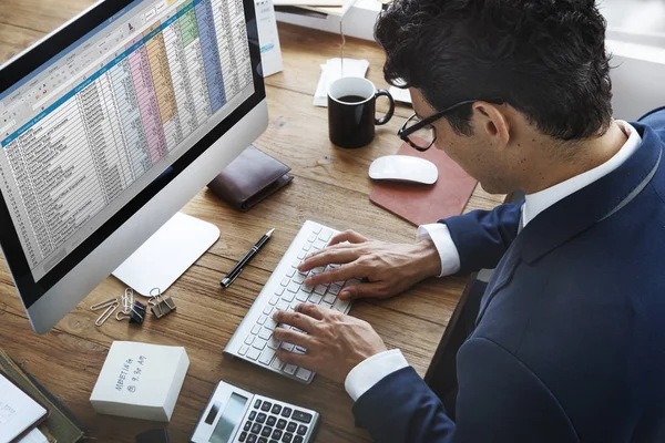 Affärsman med dator i office — Stockfoto