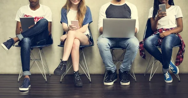 Teenage Buddies using devices — Stock Photo, Image