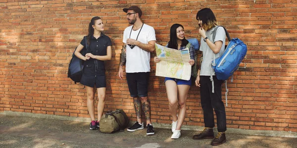 Unga vänner resenärer med ryggsäckar — Stockfoto
