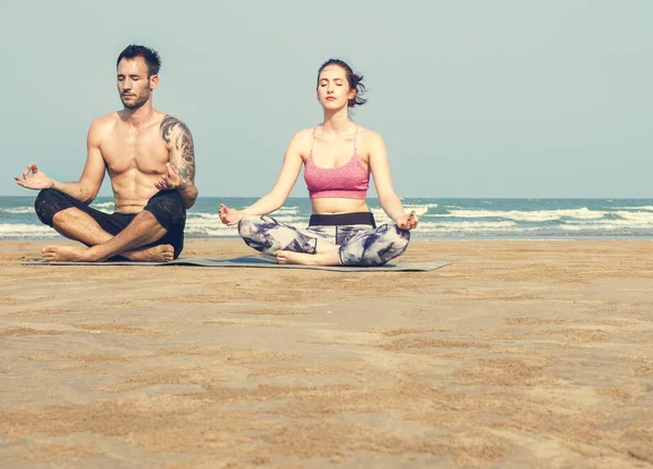 Donna e uomo che fanno yoga — Foto Stock