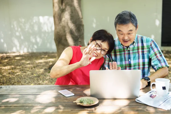 Asiatische paar mit video chat — Stockfoto