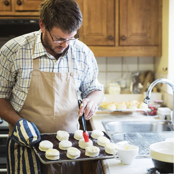 Mann in Schürze backen — Stockfoto