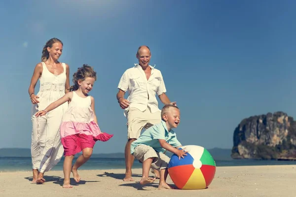 Aile sahilde eğleniyor. — Stok fotoğraf