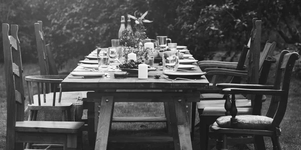 Mesa servida con comida para el almuerzo —  Fotos de Stock